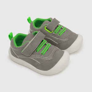 Zapatilla de niño gris