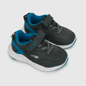 Zapatilla deportiva de niño caña baja gris
