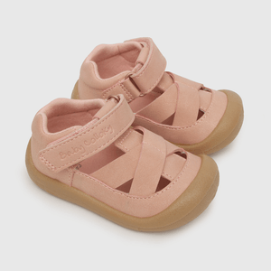 Sandalia de niña metalizada con velcro rosado