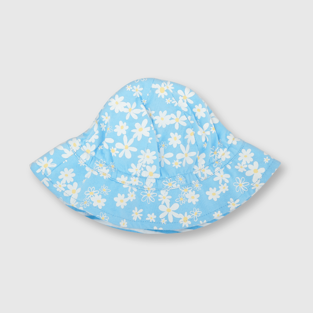 Descarga Niña adorable con sombrero azul y blanco PNG En Línea