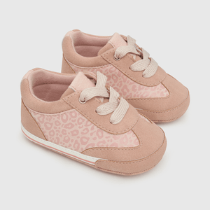 Zapatilla para niña niña con aplicación de animal print con cordones y de caña baja rosada